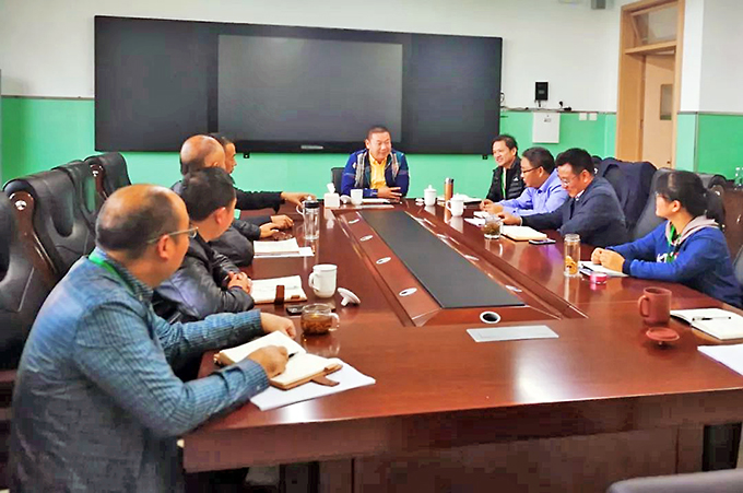 張?zhí)炫喽麻L組織召開學(xué)校工作會(huì)議