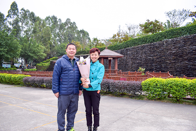 徐靚老師與張天培校長合影