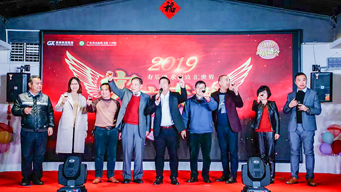 聯(lián)歡會(huì)啟酒