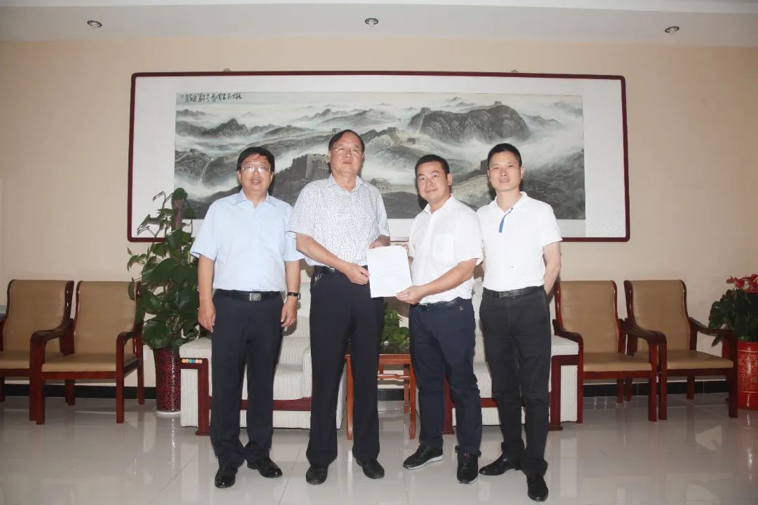 2016年7月23日,高新教育集團董事長張?zhí)炫嗯c衡水第一中學校長張文茂在衡水第一中學簽訂合作協議書。.jpg 圖片